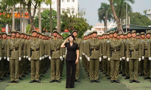 Doanh nhân Trần Thị Lan – Giám đốc Công ty Cổ phần Thương mại Cung ứng Nhân lực Việt – Hàn thăm hỏi, trao quà cho lực lượng A80 Bộ Công An